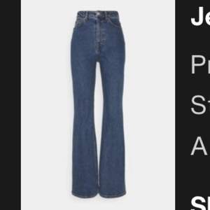 Jeans från monki med bootcut och hög midja! Beställde tyvärr en storlek för liten så jag säljer vidare dem💔 Helt nya och aldrig använda, ganska stretchiga och otroligt snygga!🫶🏼Nypris: 400