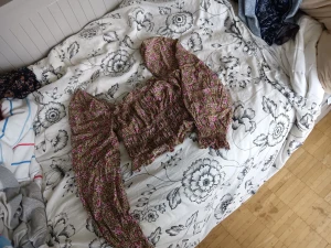 Off shoulder crop top - Jättefin crop top som man kan bära antigen on shoulder Eller off shoulder, räfflade i mudden vid armarna 