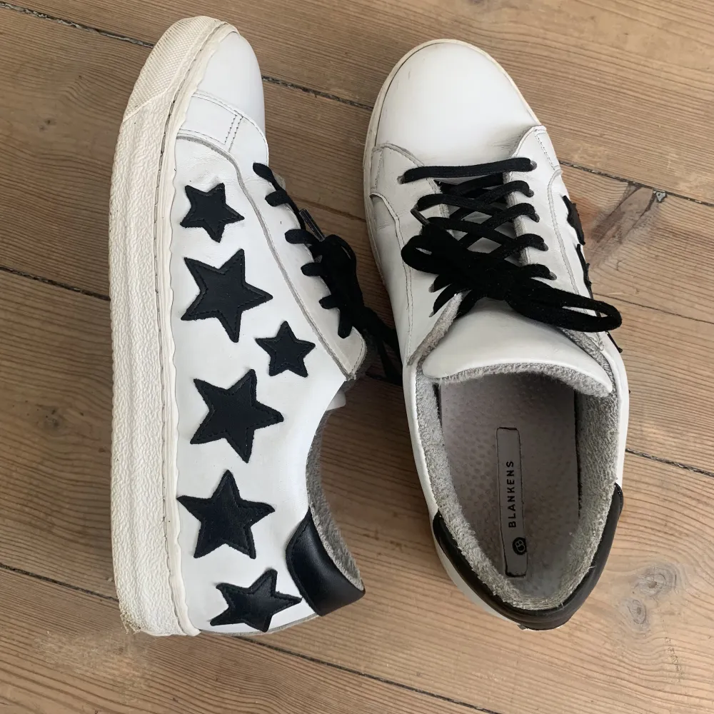 Snygga lädersneakers med svarta stjärnor. Liknar saint laurent/Zadig sneakers. Är märket Blankens, nypris på deras skor ca 2000. Inga missfärgade sulor/skador, minimal slitning vänstra hälen bild 3, och små streck på tån bild 2💓ingen kartong därav priset. Skor.