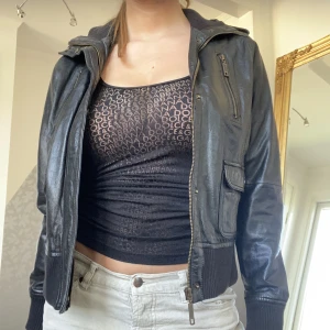 Skinn jacka  - Svart, äkta skinn. Jättebra skick! 