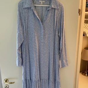 Klänning - Klänning inga deffekter använd fåtal gånger