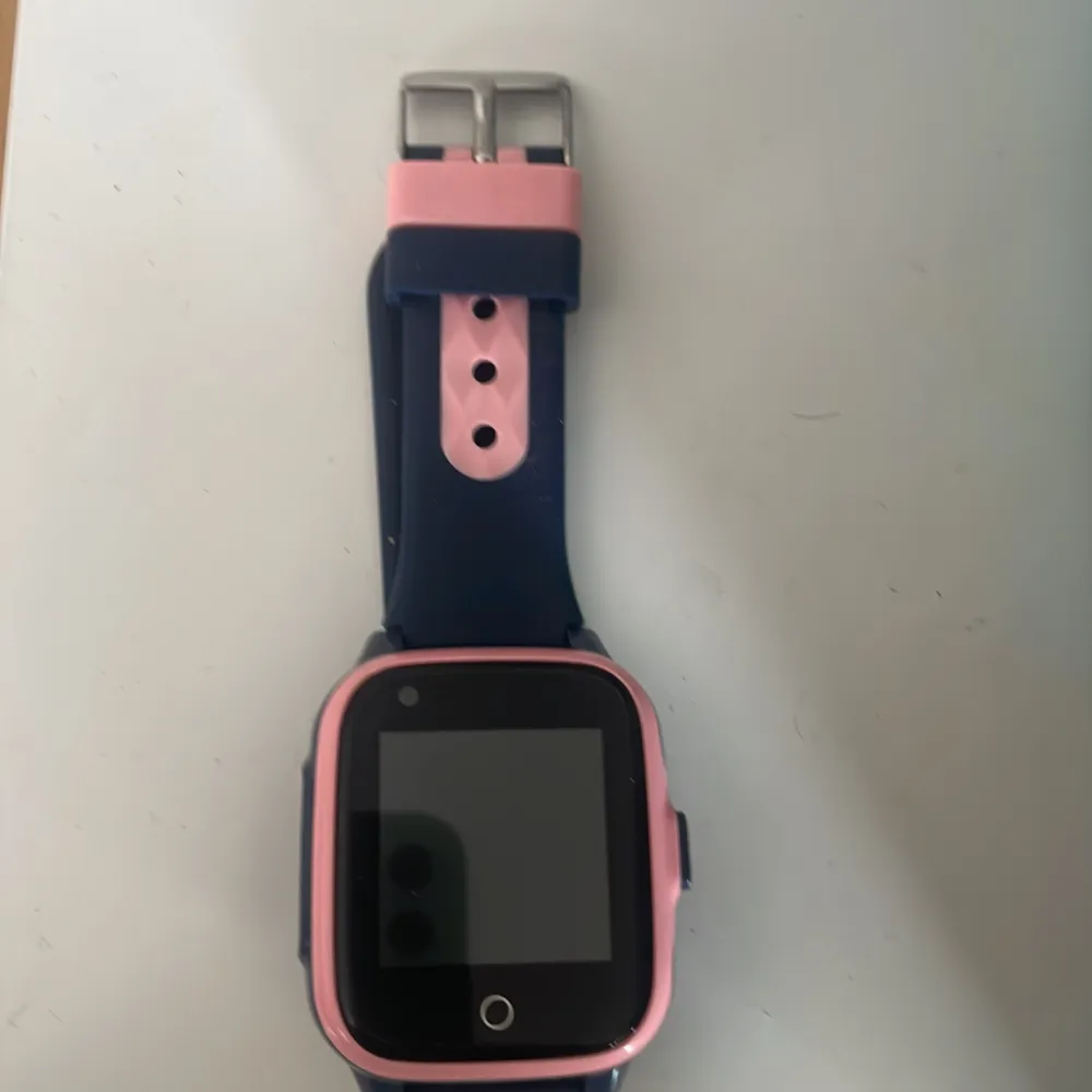 En klocka i ny skick med GPS, perfekt för små barn, har inte används, kommer med laddare. Köptes för ca 1400kr säljer för 850. Priset kan diskuteras . Accessoarer.