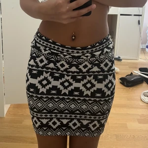 Kjol - Säljer denna sköna kjolen från hm❤️ inga tecken på användning, skriv för intresse🌸