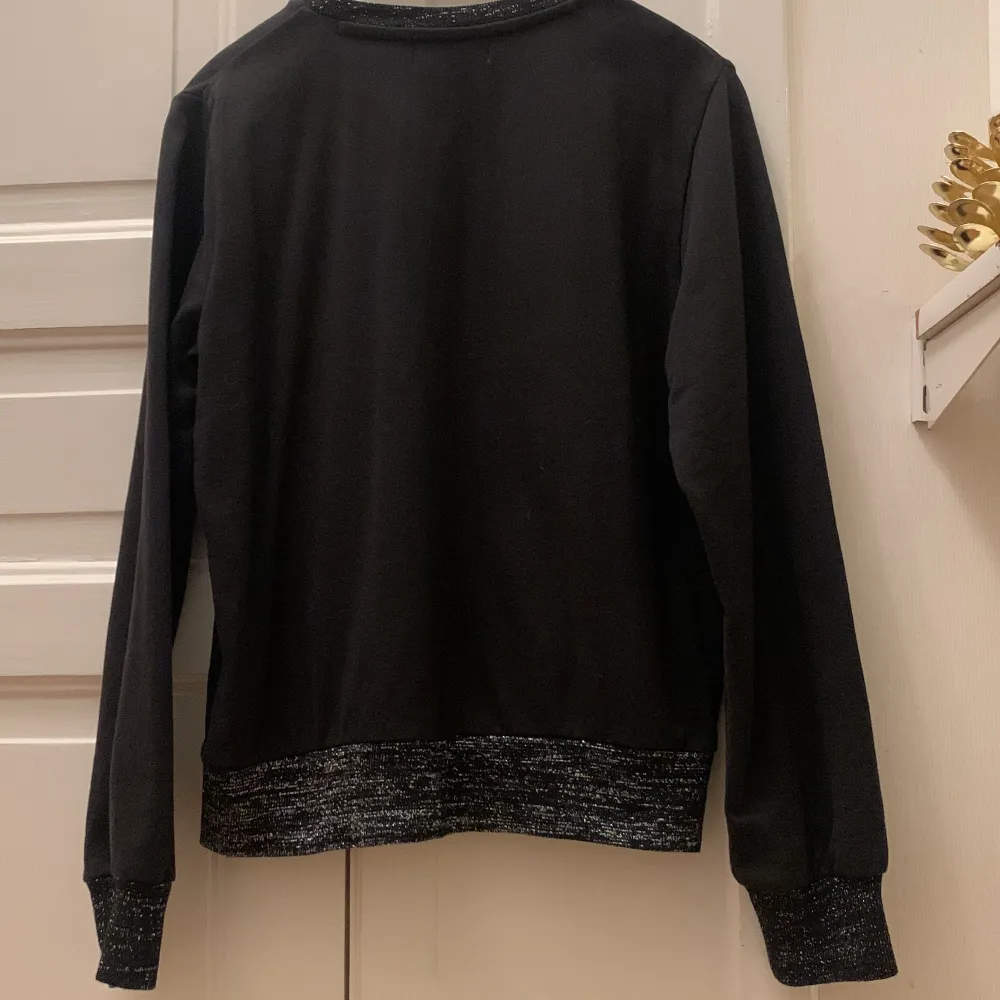 Tröja i sweatshirt tyg med olika märken på i storlek S säljes för 250kr. Jag kan skicka eller träffas i Stockholm city. Använd gärna köp nu knappen. Köparen står för frakten såklart. . Tröjor & Koftor.