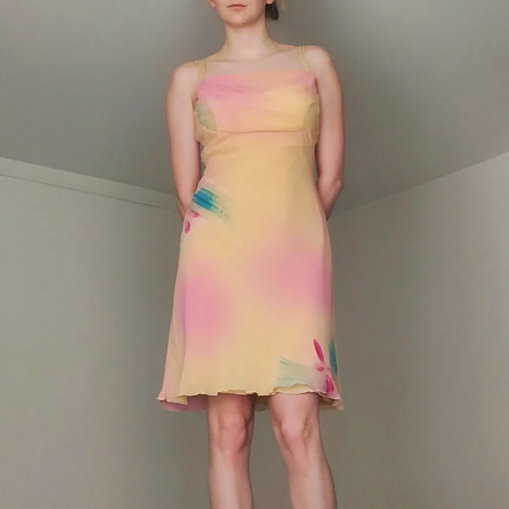 Sommrig orange klänning från 2000-talet! Jag på bilden brukar ha strl 36 och är 170cm. Klicka på köp nu . Klänningar.