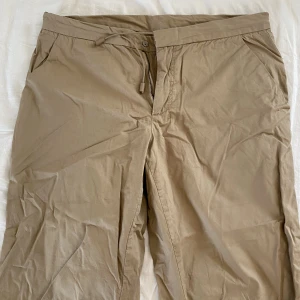 Diesel byxor  - Tre kvarts långa parachute liknande byxor från Diesel. Bra skick utöver en liten fläck på ena knät men den syns knappt, kan skicka bild 💕 midja 74 cm innerbenslängd 61 cm 