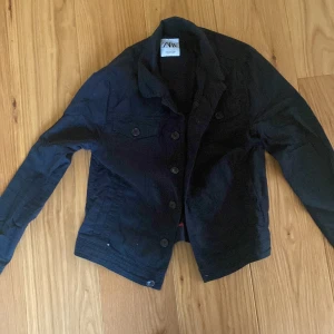 Sommarjacka - Säljer min jättefina sommarjacka som ser ut som en jeansjacka fast i linne som är perfekt till sommaren och hösten, har inga skador som man kan se eller något som har hänt med jackan då den är nästa i nyskick🌟