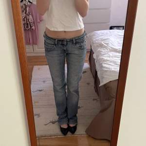 Så snygga lee jeans!! Som referens har jag 36 i zara jeans💕Frakten är spårbar!! Skriv för fler bilder eller frågor.