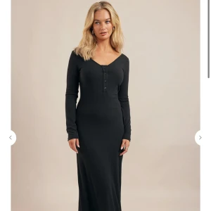 Svart lång klänning  - Slutsåld svwrt långklänning frpn chiquelle. Aldrig använd och prislappen kvar. Köpt för 600kr❤️