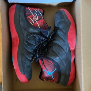 Jordans GE BUD 1kr - Fint skick använda 10 gånger storlek37,5  ge bud tar emot vad som helst