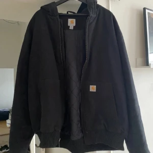 Carhartt Jacka, Active jacket - Säljer min carhartt jacka, den är köpt här på Plick och säljer den för jag har vuxit ur den tyvärr. Jackan är felfri. Kvittot är borttappat men det går att få fler bilder på jackan! Jackan är i storlek Xl men är liten i storleken så den passar L/M. 