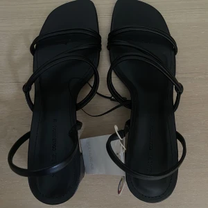 Klackar - Superfina klackar/sandaler till sommaren. Helt oanvända från pull & bear, säljer pga att dom inte passar. Pris går att diskutera💞