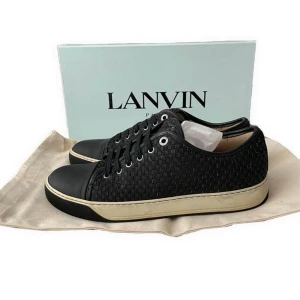 Lanvin checkers material 41 - Säljer ett år svart lanvin med ett checkers material på sidan i svart (likt bottega). Storlek 41 (UK 7) perfekta till sommaren. cond 8.5/10!