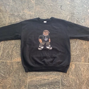 Björn sweatshirt  - Säljer min jättemysiga Travis Scott björns tröja, som är näst till oanvänd och är perfekt till senakvällar i sommar. Jätte cooltröja som passar perfekt in i garderoben 