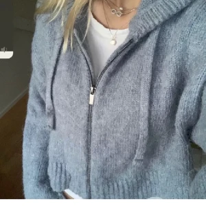 Zara zip tröja  - Säljer min fina blåa zara zip tröja!!! Kontakta vid intresse!