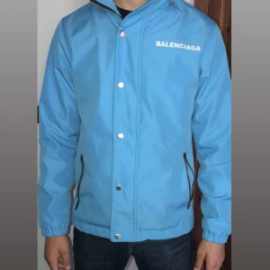 Balenciaga jacka - Köptes för dryg ett år sedan och använts fåtal gånger, blixtlås löparen är tyvär borta men är lätt att ersätta  (Går att stänga med hjälp av knappar)   Nypris 8000kr, denna modell finns inte att köpa längre.   Finns i centrala Härnösand📍