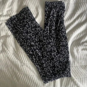 Vida byxor - Vida byxor med vita blommor på från Pull & Bear 🐻 Supersköna och midjan är väldigt stretchig. Storlek S men lutar mer mot XS. Bra längd på mig som är 173cm. 
