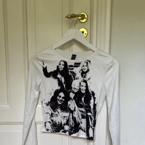 cool tröja - långärmad tajt tröja från shein. väldigt bekväm och perfekt till ett par lågmidjade jeans 