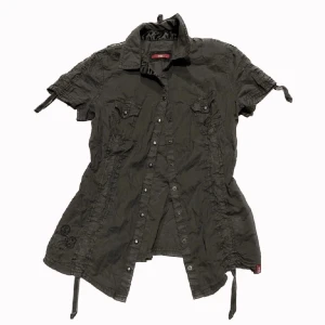 Y2K skjorta  - Skit snygg y2k skjorta, perfekt till sommaren nu! PS: kolla igenom mitt konto ni kommer hitta många y2k och vintage plagg!