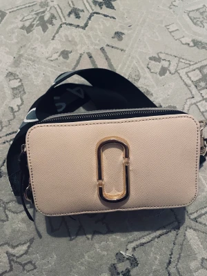 1 - Intressekoll på min Marc Jacobs Snapshot väska. Nästan som ny, inköpt sommaren 2021. Nypris 2700kr. Bud från 1500kr. Köp direkt för 1800kr. Här av er vid funderingar!!
