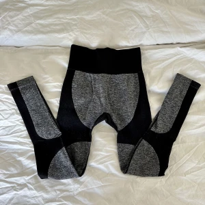 Tights - Nypris 400kr. Säljer då den blev för liten för mig.