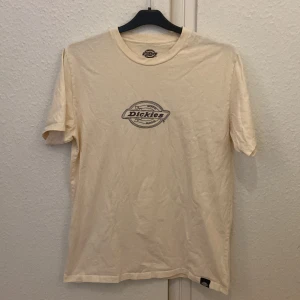 ljusgul dickies t-shirt  - fett najs tshirt med broderat dickies-märke!! aldrig använd :-)