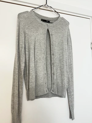 Lager 157 kofta  - Grå kofta med knappar från Lager 157 Stl S