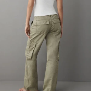 Militärgröna cargo pants - Cargo pants i nyskick! Endast provade men aldrig använda. Nypriset är 499 kr.