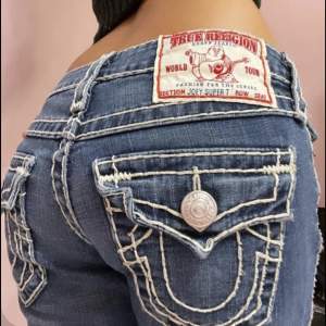 Utsvängda True Religion jeans i ny skick i storlek 30/32 (32 motsvara längden). Jeansen skulle passa dig som har stolek 38/36 i jeans. Skriv privat för mer nogranna  mätningar.