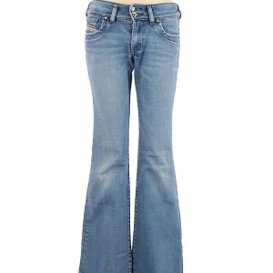 Lågmidjade Diesel Jeans - Lågmidjade bootcut vintage Diesel jeans!⭐️💖XS🩷väldigt bra skick! Lånad bild! Fråga privat om mer! Postar eller möts upp💋