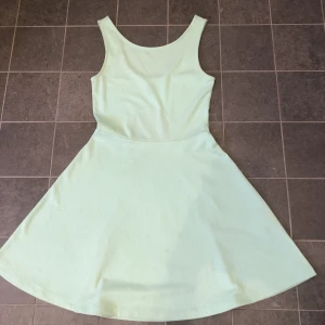 Mintgröna klänning  - Mintgröna klänning med skönt tyg, vid nedre ryggen är det öppet. Bra skick och perfekt till sommarn.