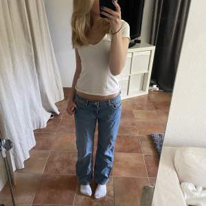 Jeans från weekday storlek 26/30, knappast använda säljer för att de är lite stora på mig💗