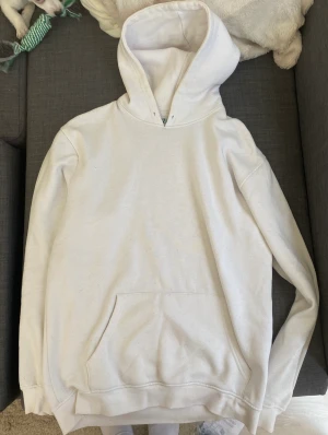 Vit basic hoodie - Helt vanlig vit hoodie utan något tryck på sig.  Storlek L och sitter helt perfekt.  Jag tvättar och stryker den innan leverans.