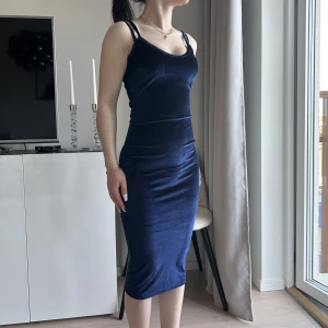 Velvet klänning  - Använd 1 gång. Strl XS. Bra skick.