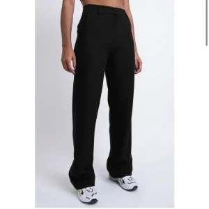 Kostymbyxor Madlady Nova - Helt nya svarta kostymbyxor från Madlady, ”V2 Högmidjade Kostymbyxor - Nova”. Säljer då de är för långa för mig 🩷ord pris 649kr och aldrig använda, storlek 38/regular. Jag är 163cm