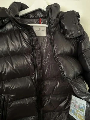 MONCLER MAYA JACKA - Moncler Maya Jacka, storlek L (Digitalt kvitto finns)  Ett använd ett tillfälle innan, (ny-skick) 