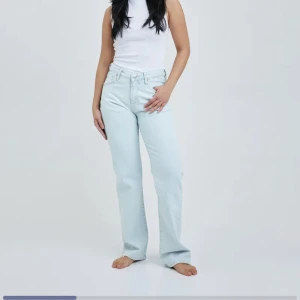 Low Straight Jeans - Mid/low waist straight jeans i ljusblå färg! Storlek 26-32!! Köparen står för frakt