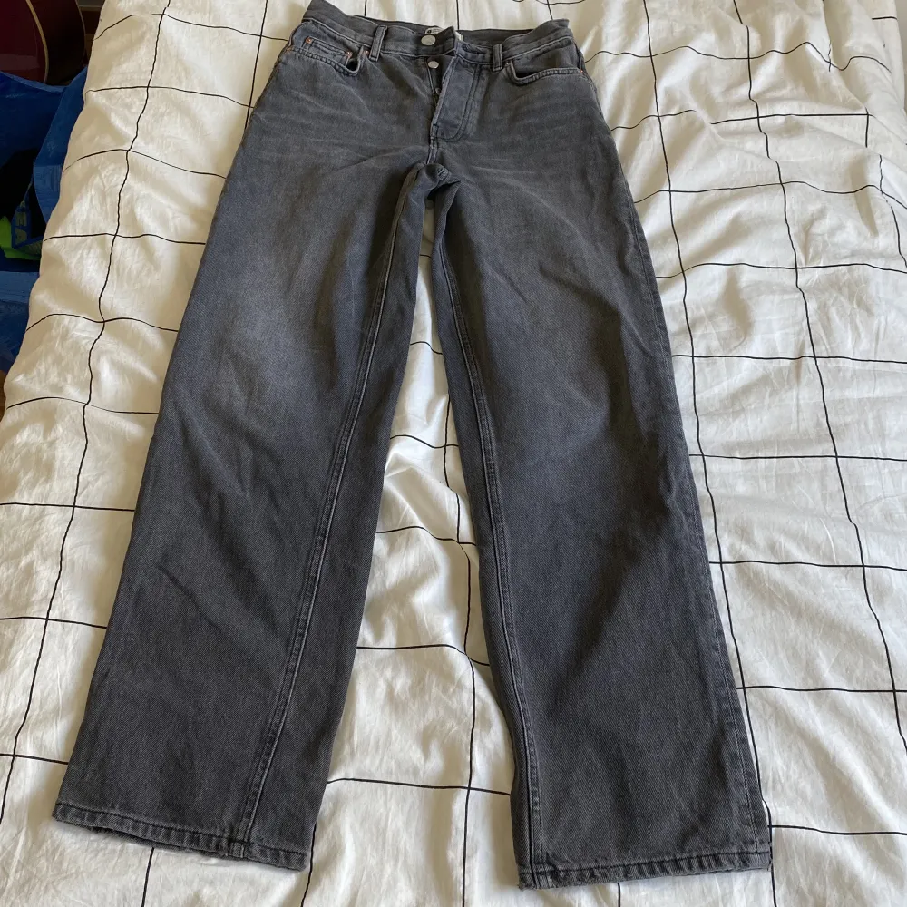 Säljer ett par grå-svarta jeans i storlek 32 från Gina Tricot. Jeans & Byxor.