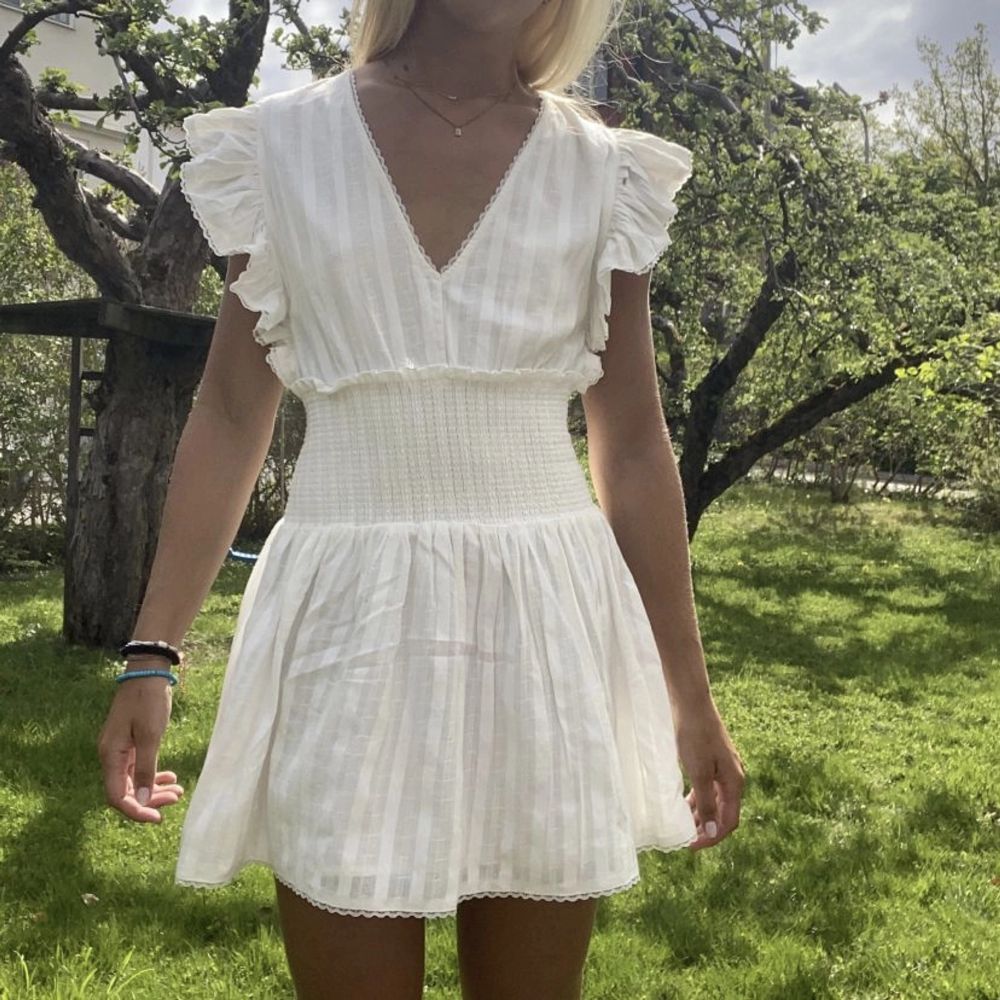 Säljer min superfina klänning från designers remix i storlek 36! Köpt för 2295kr och är endast använd 1 gång på min konfirmation. Passar superfint till student,konfirmation, avslutning eller något annat! Säljs för 1700kr + frakt🥰❤️. Klänningar.