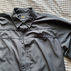 Workwear skjorta - Grå vintage workwear skjorta som har legat i garderoben ett tag. Storlek xl men passar L och även M för oversized fit