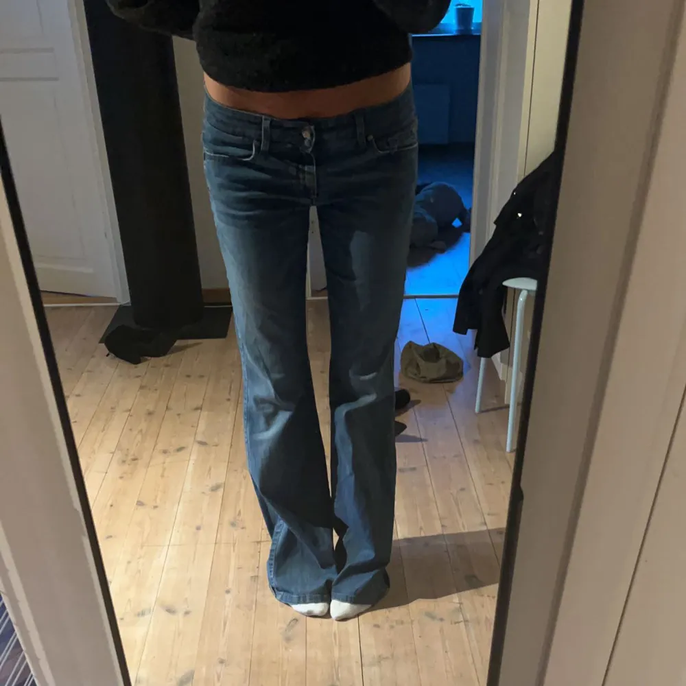 Najs lågmidjade jeans, säljer då jag har andra liknande 💓 Jag är 168 cm . Jeans & Byxor.