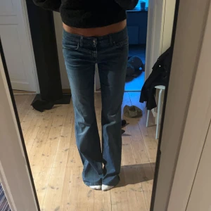 Lågmidjade jeans  - Najs lågmidjade jeans, säljer då jag har andra liknande 💓 Jag är 168 cm 