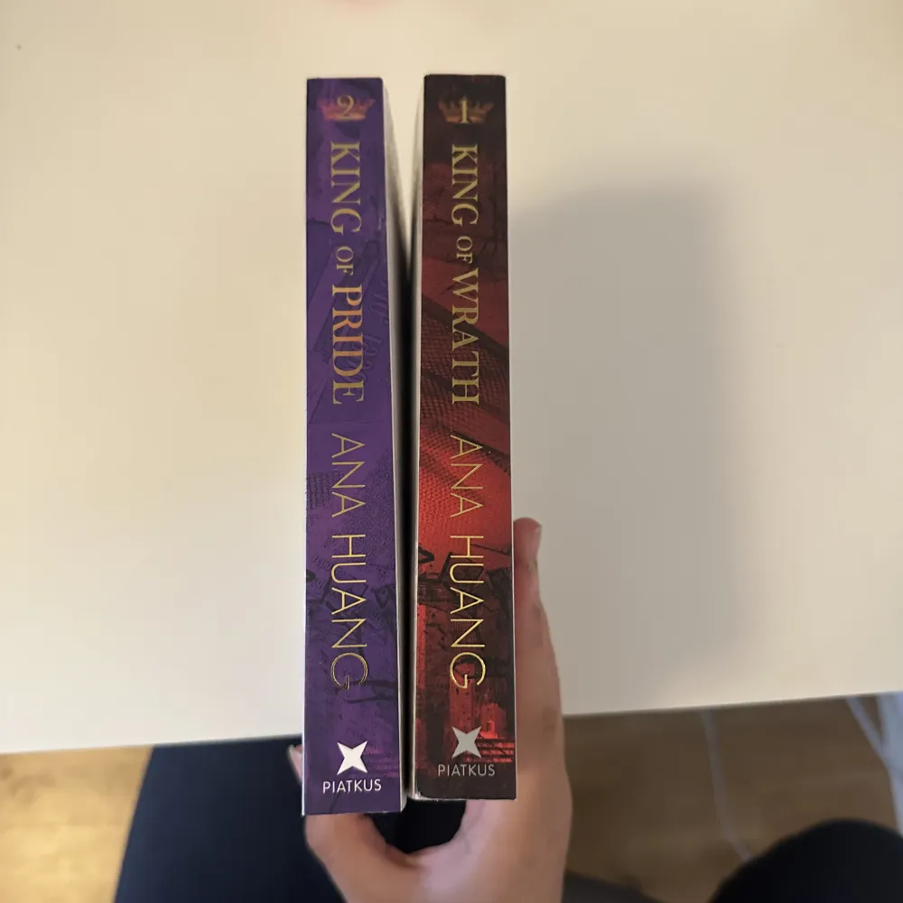 Säljer dessa 2 helt nya böcker från Kings of sin serien för endast 180 kr! . Övrigt.