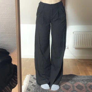 Armani Kostymbyxor  - Snygga & sköna kostymbyxor från Armani, luftiga & bra till sommaren! Jag är 170 cm & brukar bära S-M. Midjemått mätt rakt över ca 36 cm & innerben ca 84 cm. Fint skick utan synliga tecken på användning.  Pris kan diskuteras<3