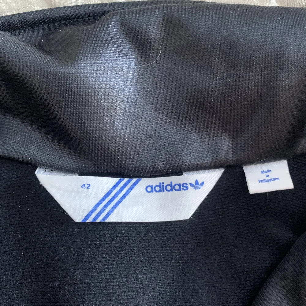 Säljer den här fina Adidas träningsjackan i svart och vitt för 200 Kr . Tryck på köp knappen så skickar jag den till dig. Jag kan också träffas i Stockholm city. . Hoodies.