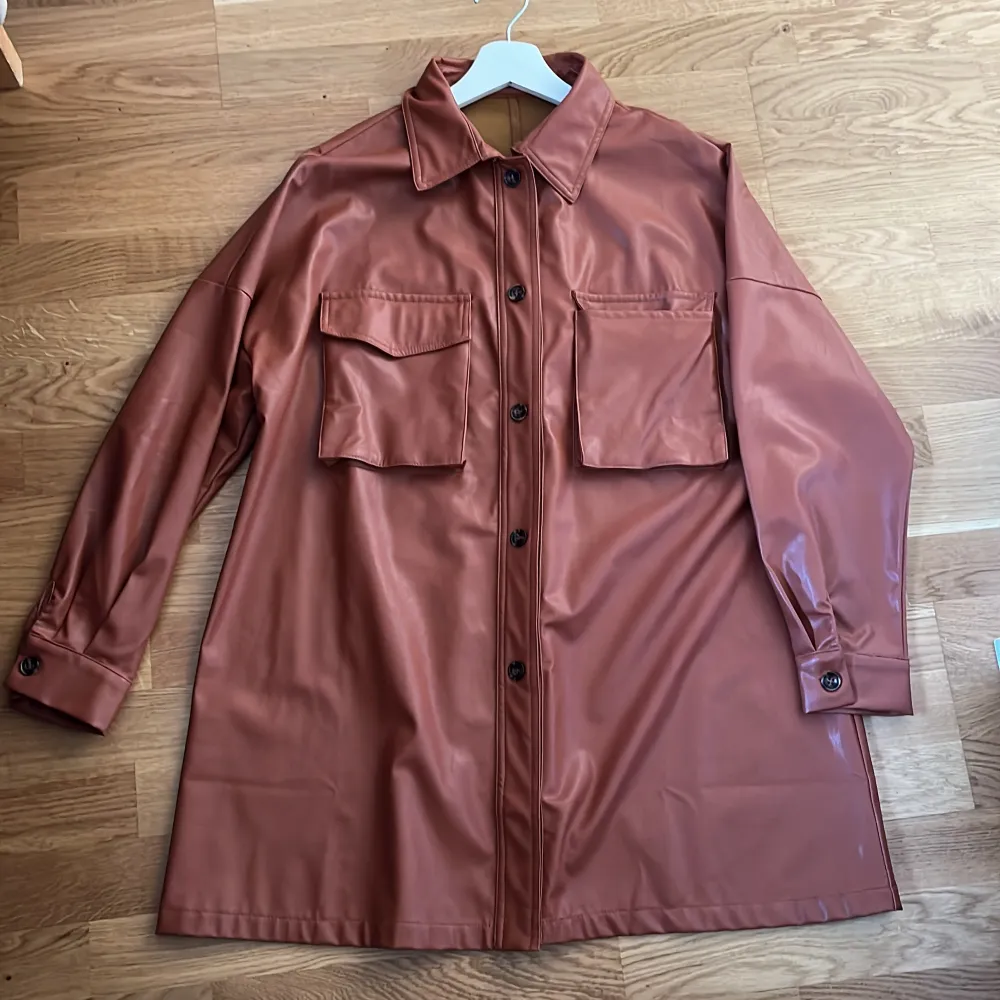 Jackan är som ny och inte särskilt använd. Den är stor i formen och passar om du letar efter något baggy ❤️(brunröd i färgen). Jackor.