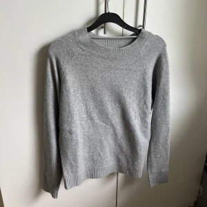 vero moda stickad - Säljer denna as snygga stickade tröjan från vero moda. Storlek S, knappt använd. Säljer även i ljusblå (se min profil). Säljer för 150 eller både denna och den andra färgen tillsammans för 235kr. Skriv gärna vid frågor eller fler bilder💞