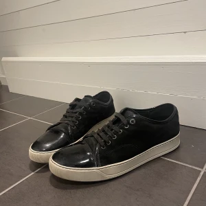 Lanvin skor  - Cond - 7/10   Storlek 44  (Passar 45)  Snygga skor i använt skick.  Köparen står för frakt!  