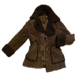 Jacka i Manchester - Så fin vintage jacka i Manchester.  Fin i höst! Står strlk 16./165 vet inte om det vart en barn jacka kanske? Men skulle säga strlk S ksk Inte sätt några defekter. 