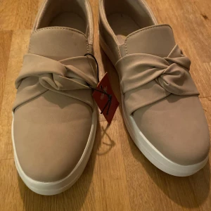 Ljusrosa skor - Jättefina oanvända skor. De är gammelrosa💗